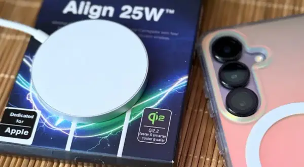 Ładowarka bezprzewodowa Qi2.2 "Align 25W" obok telefonu. Czy ladowanie bezprzewodowe niszczy baterie? Ta ładowarka jest dedykowana dla Apple.