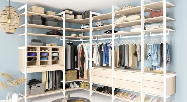 Offene Kleiderschrank-Alternative mit Holzregalen und Kleiderstangen, gefüllt mit Kleidung, Schuhen und Accessoires.