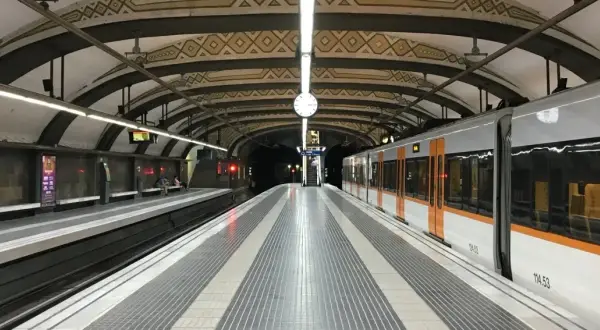 Pociąg na stacji, idealny środek transportu, by dowiedzieć się, jak dojechać z Lloret de Mar do Barcelony.