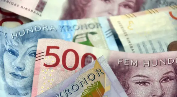 Svenska sedlar med Greta Garbo och andra porträtt. En 500-kronorssedel syns tydligt. Kanske är det dags att spara till en ny bil, en underspolning bil kan bli dyr!
