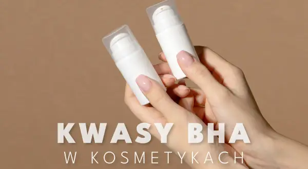 Dwie dłonie trzymają białe buteleczki z pompką. Napis "KWASY BHA W KOSMETYKACH" sugeruje, jakie to kwasy i ich zastosowanie.
