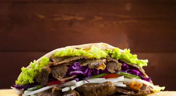Z czego jest kebab? Odkrywamy tajemnice mięsnej kuli mocy