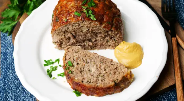 Saftiger Hackbraten, perfekt für ein schnelles Hackbraten Rezept. Mit Senf und Petersilie garniert, ein Genuss!