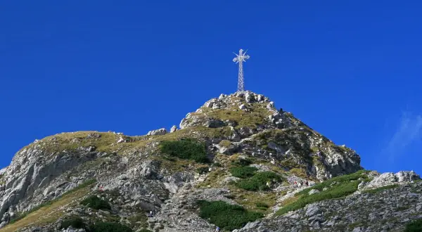 Krzyż na Giewoncie: Jak 500 górali zbudowało symbol Tatr?
