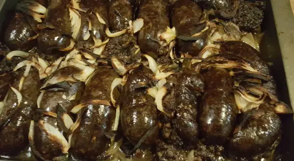 Pyszna kaszanka z piekarnika, pieczona z cebulką, aż nabierze rumianego koloru.