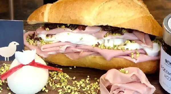 Panino con mortadella, pistacchi e burrata, perfetto da gustare con una birra oatmeal stout.
