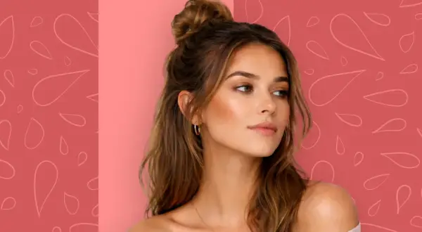 Donna con capelli raccolti in uno chignon alto, trucco che evidenzia gli zigomi: ecco che cos'è il contouring.
