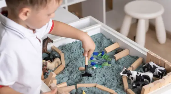 Piasek sensoryczny - jak wspiera rozwój dzieci i terapię sensoryczną