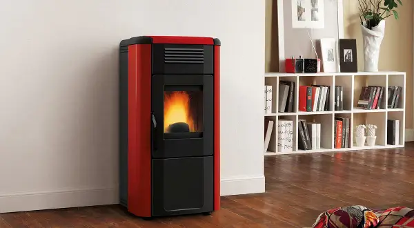 Moderner roter Pelletofen mit brennendem Feuer. Ein Blickfang, der zeigt, warum sich ein Pelletofen lohnt.