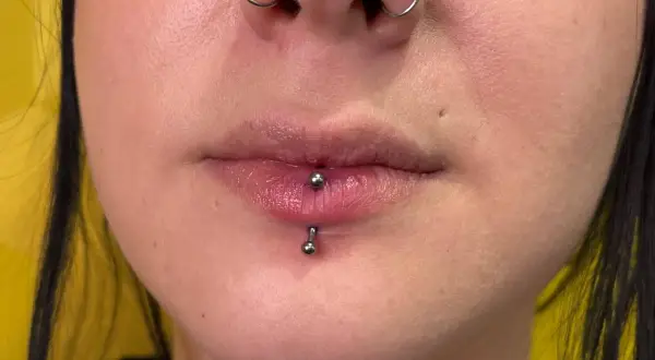 Usta z kolczykiem w wardze (angie piercing) i septum.
