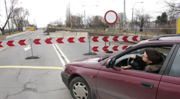 Kierowca zatrzymał się przed barierami. Poznań remonty ulic utrudniają ruch.