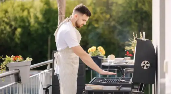 Grill na balkonie w bloku? Prawo, mandaty i bezpieczne alternatywy