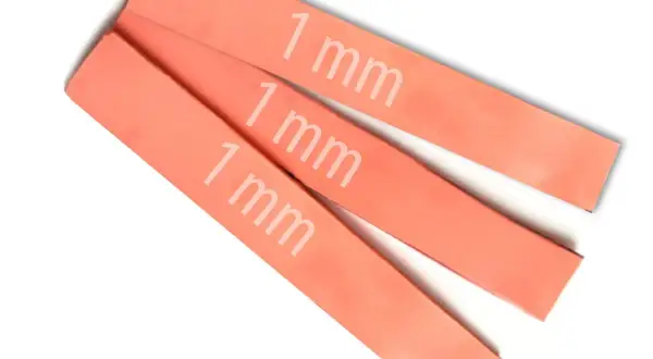 Trzy pomarańczowe termopady o grubości 1 mm ułożone na białym tle.