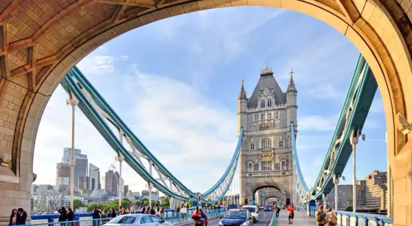 Vista del Tower Bridge en Londres, con tráfico y peatones. Perfecto para un "puente de vacaciones" en inglés.