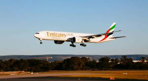 Samolot Emirates z wysuniętym podwoziem zbliża się do lądowania. To wspaniały widok, gdy te maszyny wykonują loty do Abu Dhabi.