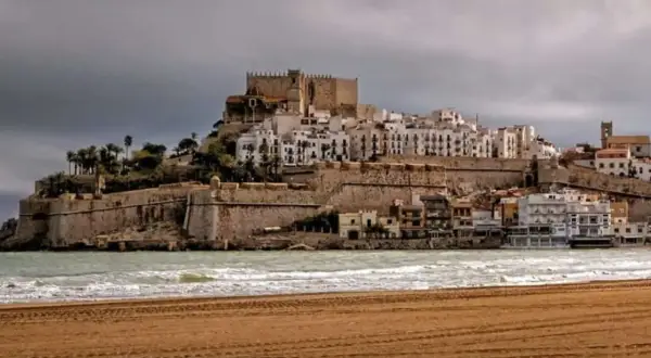 El imponente castillo de Peñíscola se alza sobre el mar, testigo de su rica historia.