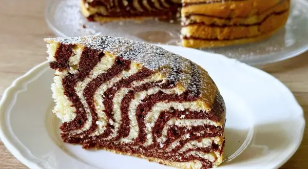 Stary przepis na ciasto zebra. Pyszny, puszysty wypiek z charakterystycznymi pasami, posypany cukrem pudrem.