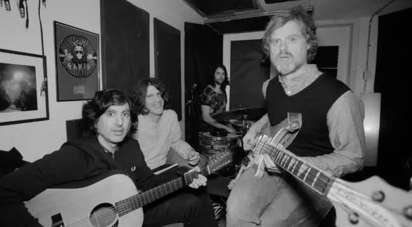 Cuatro músicos en un estudio de grabación, listos para el Zaragoza Psych Fest. Guitarra acústica, eléctrica y batería.