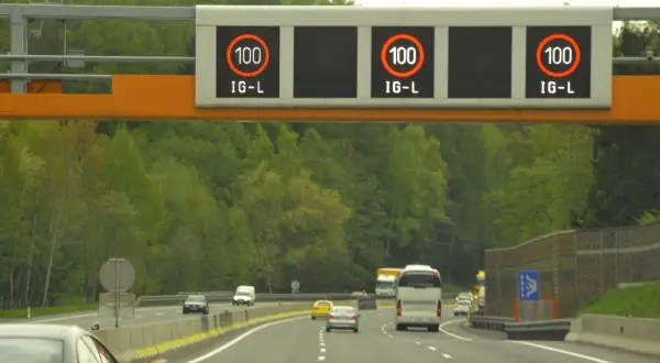 Austria: na autostradzie obowiązuje ograniczenie prędkości do 100 km/h.