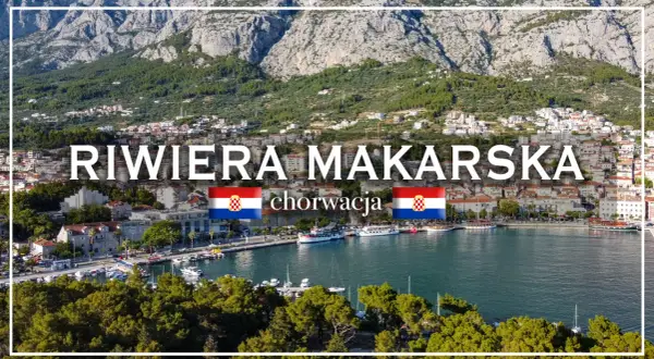Malownicza zatoka z łodziami i miasteczkiem na zboczu góry. Widok na Riwierę Makarską w Chorwacji.