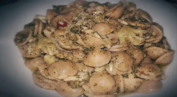 Orecchiette con broccoli e acciughe, un classico sapore pugliese.