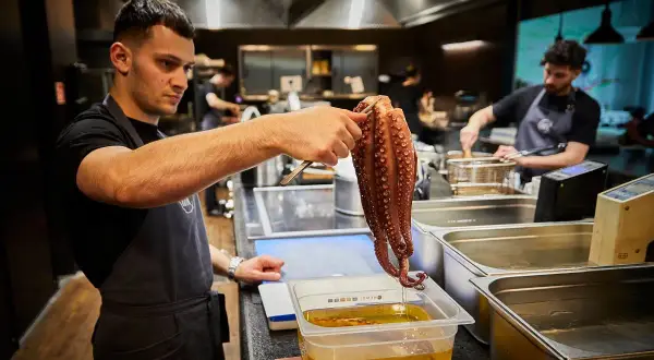 Gdzie zjeść w Warszawie? Od barów mlecznych po gwiazdki Michelin