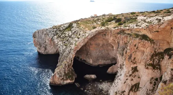 Malta na własną rękę: skaliste wybrzeże z jaskinią morską i turkusową wodą.