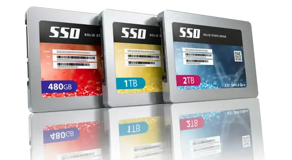 Trzy dyski SSD: 480GB, 1TB i 2TB, z odbiciami. To nowoczesne nośniki danych.