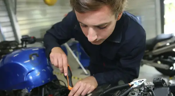 Jakie narzędzia do warsztatu motocyklowego? Kluczowe wyposażenie i porady