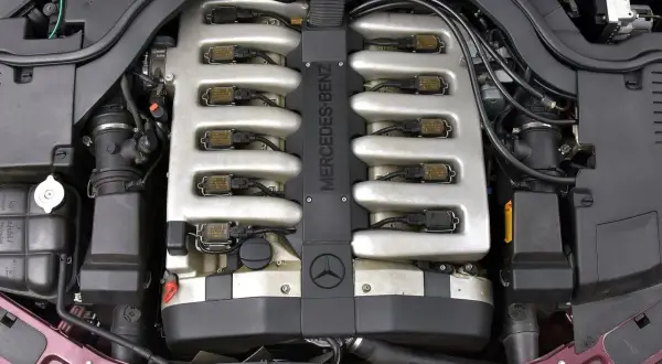 Silnik V12 Mercedes-Benz z dwoma rzędami cewek zapłonowych i kolektorami dolotowymi.