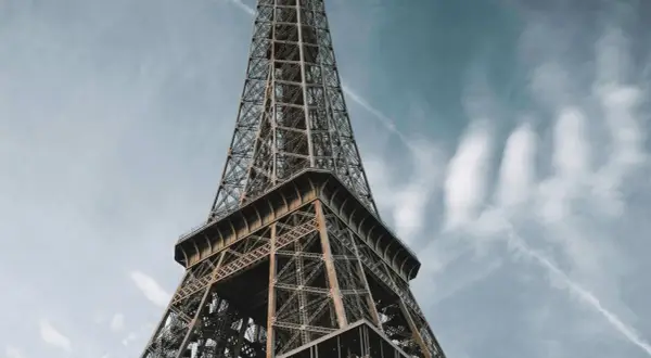 La **Eyfel Kulesi** se dresse fièrement sous un ciel bleu parsemé de nuages.