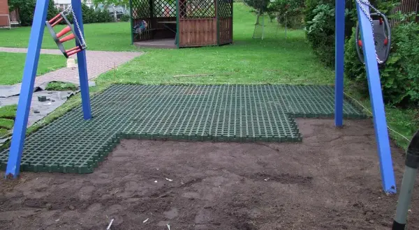 Co pod plac zabaw? Wybierz najbezpieczniejszą nawierzchnię do ogrodu