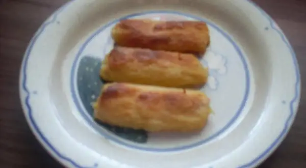 Drei goldbraune Gebäcke auf einem Teller, die an ein Fingernudeln Rezept erinnern.