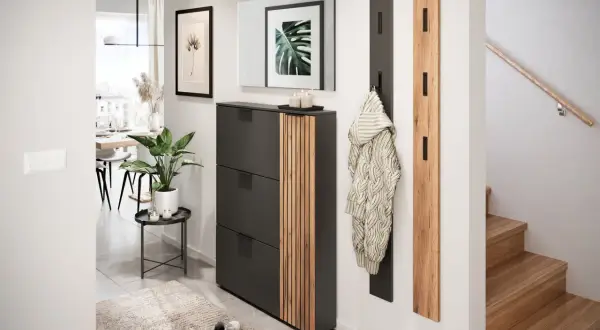 Modernen Flur gestalten: Schuhschrank mit Holzakzenten, Garderobe, Spiegel und Pflanze schaffen ein einladendes Ambiente.