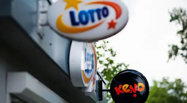 Kaskada wyników sprawdzanych na tablicach Lotto i Keno.