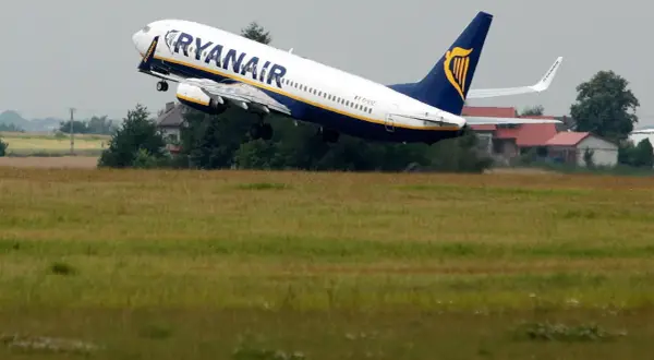 Skąd lata Ryanair? Odkryj lotniska w Polsce i popularne trasy