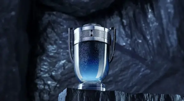Paco Rabanne Invictus Legend – trofeum w ciemnej, skalistej scenerii, emanujące chłodnym blaskiem i obietnicą zwycięstwa.