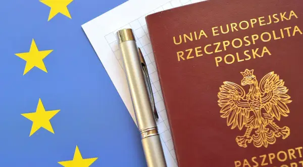 Paszport RP, długopis i kartka papieru na tle flagi UE. Planujesz podróż i zastanawiasz się, jak zastrzec paszport?
