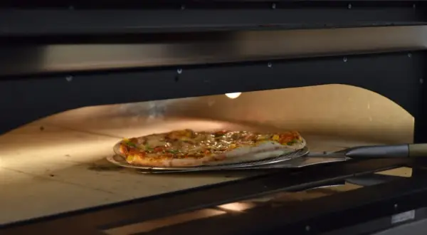 Pizza Giuseppe w piecu, paruje i pachnie. Idealna do podania.