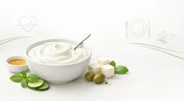 Misternie ułożony jogurt grecki, oliwki, ser feta i miód. Czy jogurt grecki tuczy? Zależy od dodatków i ilości!