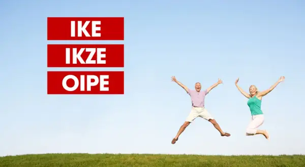 Trzy czerwone prostokąty z napisami IKE, IKZE, OIPE obok skaczącej pary seniorów na tle nieba.