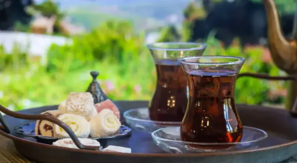 Jak zaparzyć turecką herbatę? Autentyczny çay krok po kroku