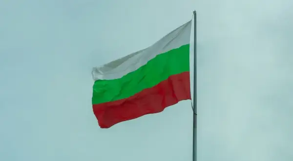 Bułgarska flaga powiewa na wietrze. Czy to znak, że ceny papierosów w Bułgarii są niskie?