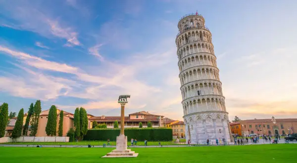 La Torre di Pisa è storta a causa del terreno instabile. La sua inclinazione è visibile in questa immagine al tramonto.