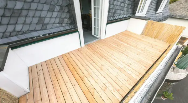 Neuer Holzboden auf dem Balkon, perfekt zum Balkon abdichten und genießen.