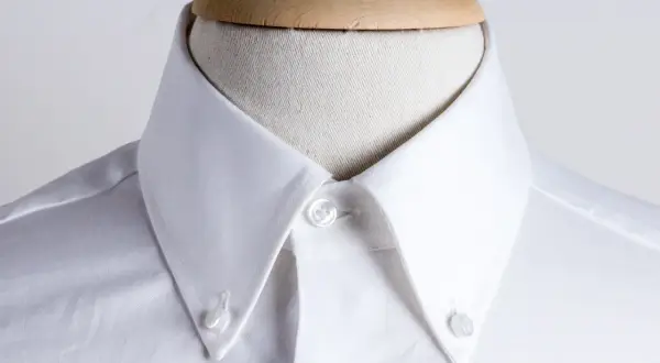 Collo di camicia bianca con bottoni sul colletto, un classico stile button down.