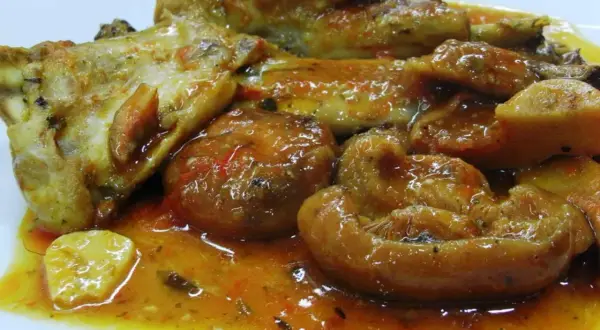 Sabroso conejo a la cazadora con patatas y salsa espesa, un plato tradicional lleno de sabor.