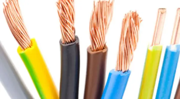 Czy miedź przewodzi prąd? Odkryj jej niezwykłe właściwości elektryczne