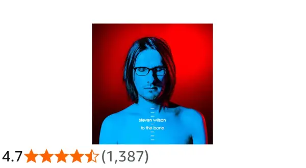 Steven Wilson w okularach, z niebieskim światłem na twarzy i czerwonym tle. Tytuł albumu: "To the Bone".