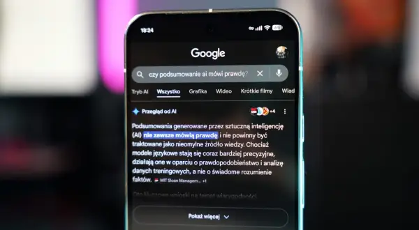 Szukasz informacji, jak wyłączyć AI overview Google? Na ekranie telefonu widać wyszukiwarkę Google z zapytaniem o podsumowania AI.